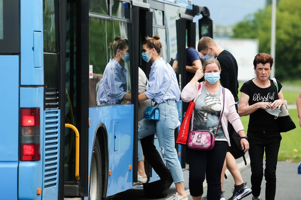 V zadnjih 24 urah pri južnih sosedih potrdili še 96 okuženih s koronavirusom (foto: profimedia)