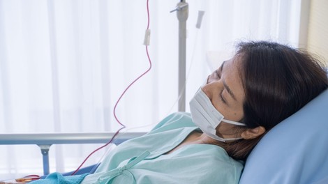 Zaradi slabše epidemiološke slike prepovedani obiski bolnikov v UKC Ljubljana