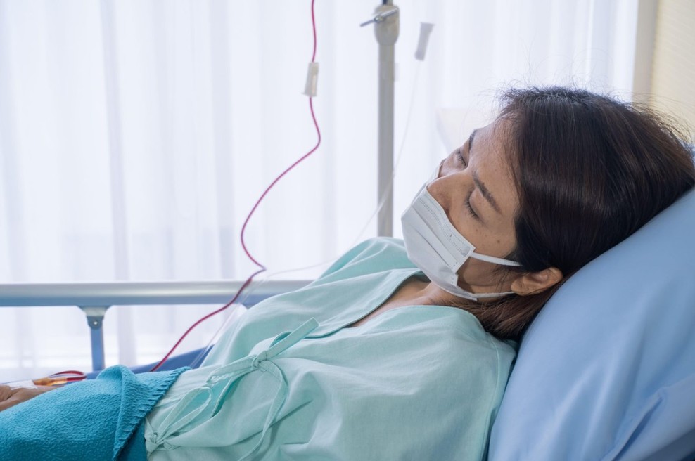 Zaradi slabše epidemiološke slike prepovedani obiski bolnikov v UKC Ljubljana (foto: profimedia)