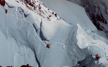 Odprava na vzhodni greben K2, 1976. Dan predtem se je Voyteku podrla opast,
vidna pod zgornjim plezalcem. Zbirka Voyteka Kurtyke.