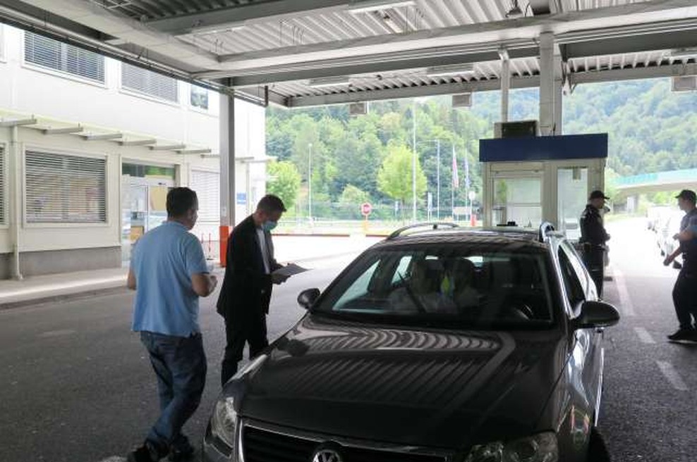 Na slovenskih mejnih prehodih v soboto vročili 338 in v nedeljo 435 odločb o karanteni (foto: STA/Andreja Seršen Dobaj)