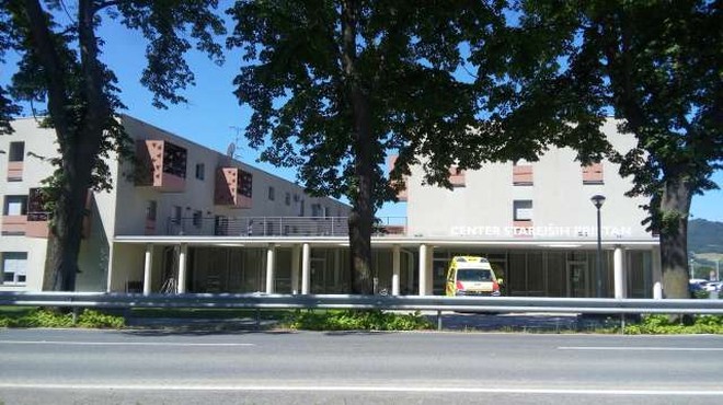 Dodatni testi v Centru starejših Pristan v Vipavi so potrdili še pet okuženih stanovalcev (foto: STA/Rosana Rijavec)
