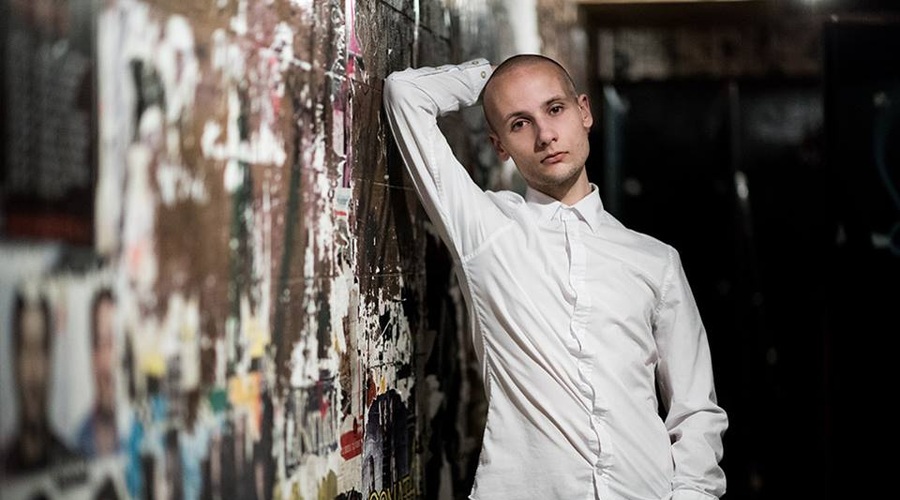 Pesnik Tom Veber o skupnosti LGBTQ+: 'Dejstvo je, da nismo enakopravni in enakovredni.' (foto: Urška Lukovnjak)