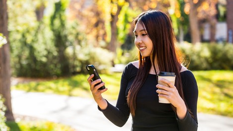 Mesto na Japonskem prepovedalo gledanje v telefon med hojo