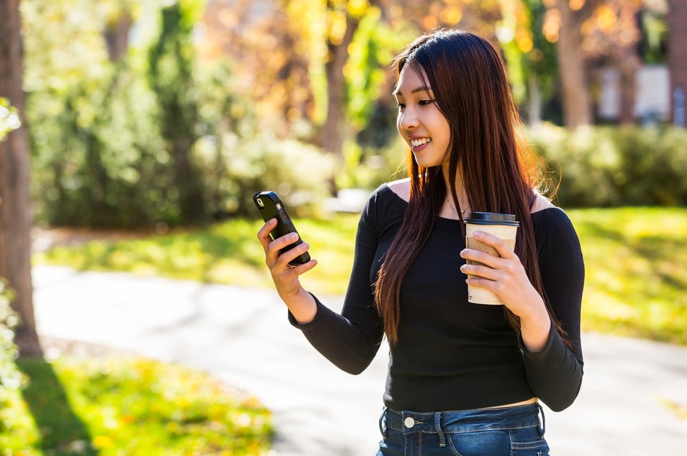 Mesto na Japonskem prepovedalo gledanje v telefon med hojo (foto: Profimedia)