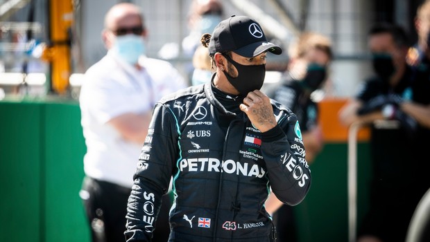 
                            Lewis Hamilton pokleknil pred uvodno dirko svetovnega prvenstva (foto: Profimedia)