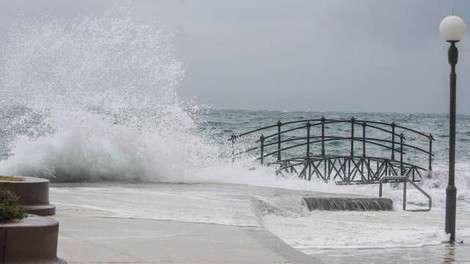 Močno neurje na Hrvaškem podiralo drevje in odkrivalo strehe