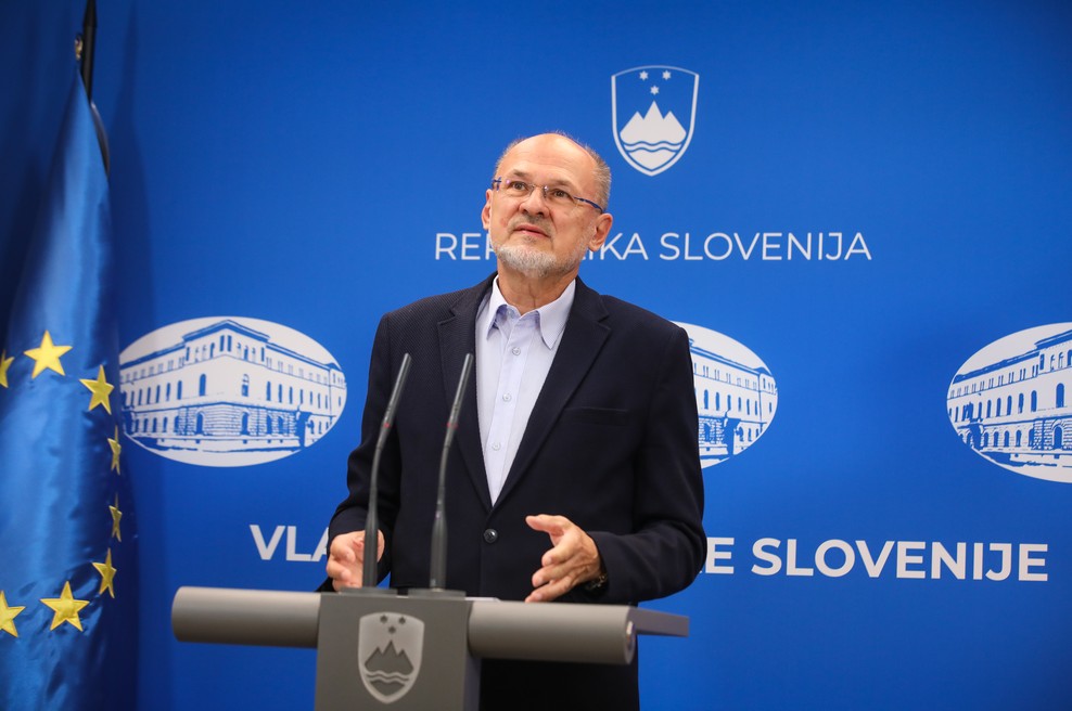 Vlada omejila zbiranje na največ 10 oseb (in 50 z dosledno evidenco organizatorjev) (foto: Anže Malovrh/STA)
