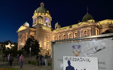 Beograd zajeli protesti z izgredi in spopadi s policisti (foto)