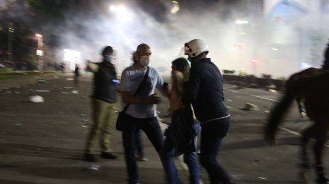 Protivladni protesti v Srbiji so se po polnoči umirili (foto: Profimedia)