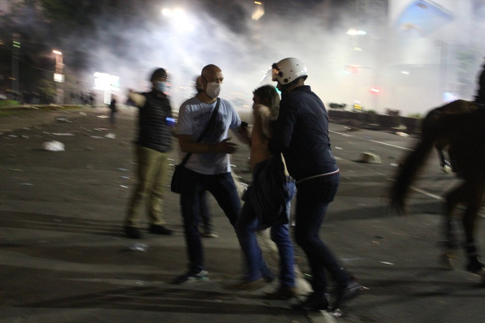 Protivladni protesti v Srbiji so se po polnoči umirili