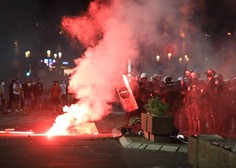 Na ulicah Beograda znova spopadi med protestniki in policijo (foto)