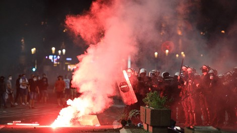 Na ulicah Beograda znova spopadi med protestniki in policijo (foto)