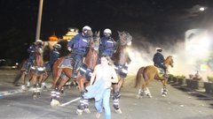 Na ulicah Beograda znova spopadi med protestniki in policijo (foto)