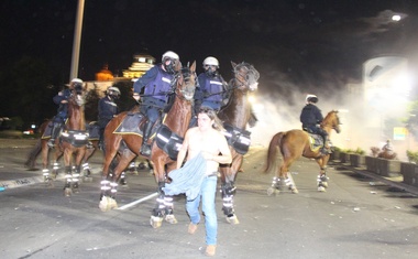 Na ulicah Beograda znova spopadi med protestniki in policijo (foto)