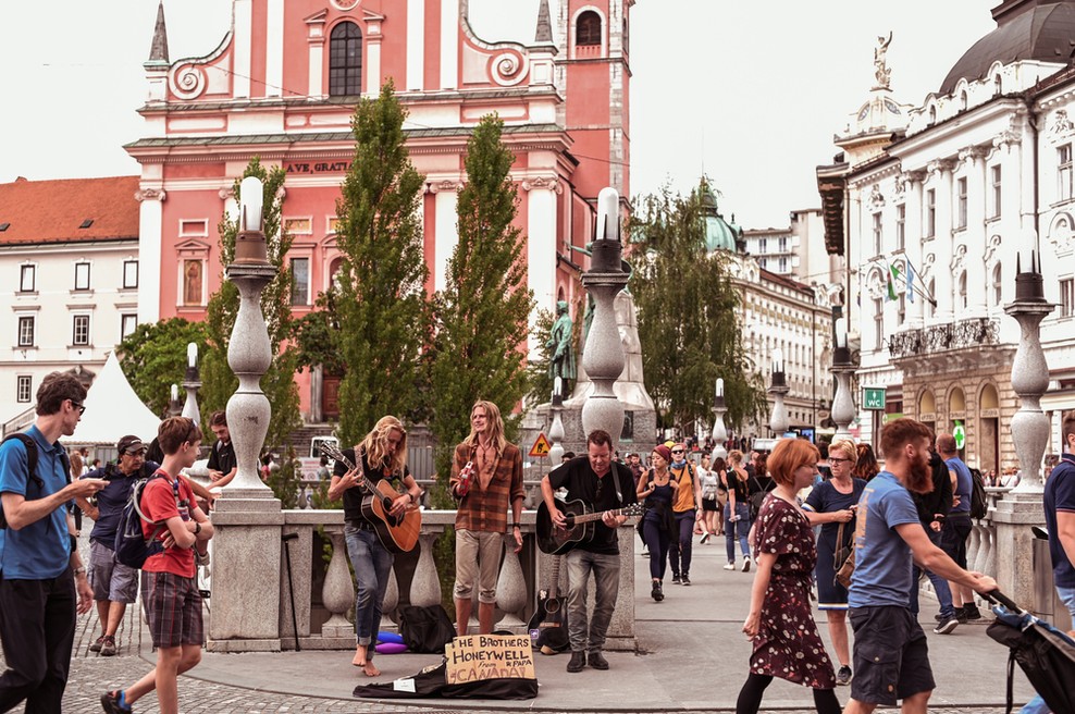 NIJZ do danes zavrnil 20 vlog za množičnejše javne prireditve (foto: Shutterstock)