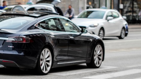 Elon Musk s Teslo blizu razvoju povsem avtonomnega vozila