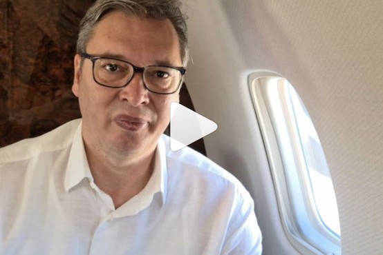 Vučić kar prek Instagrama na letalu: Letim v Pariz, da se borim za našo Srbijo