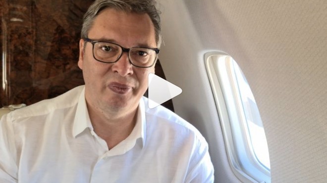 Vučić kar prek Instagrama na letalu: Letim v Pariz, da se borim za našo Srbijo (foto: Instagram)