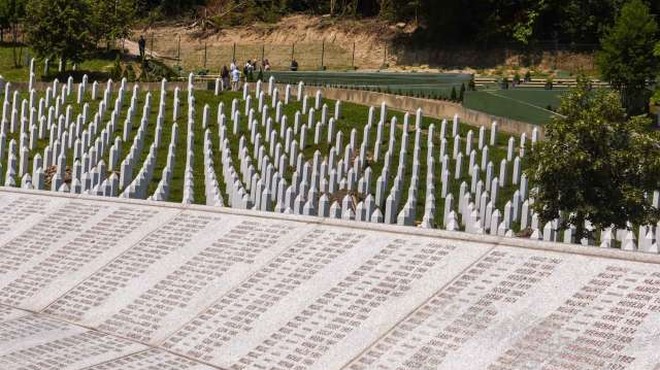 V Potočarih zaradi epidemije okrnjena spominska slovesnost za žrtve genocida v Srebrenici (foto: STA/Nebojša Tejić)