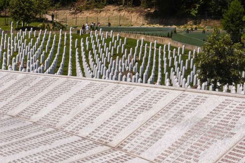 V Potočarih zaradi epidemije okrnjena spominska slovesnost za žrtve genocida v Srebrenici (foto: STA/Nebojša Tejić)