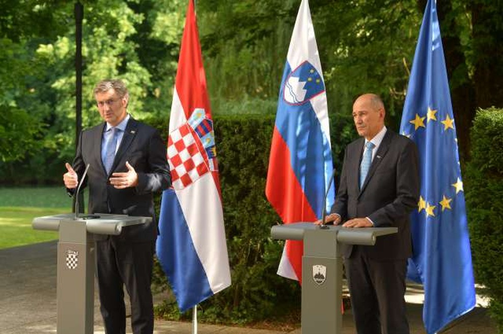 Janša in Plenković na Otočcu za še tesnejše sodelovanje v boju proti epidemiji (foto: STA/Tamino Petelinšek)