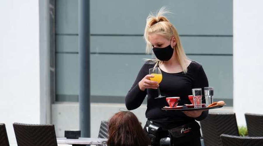 Konec tedna gostinski lokali pod drobnogledom zdravstvenih inšpektorjev (foto: STA)