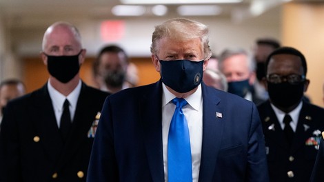 Donald Trump si je prvič nadel zaščitno masko v javnosti