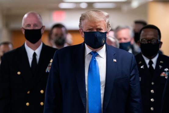 Donald Trump si je prvič nadel zaščitno masko v javnosti