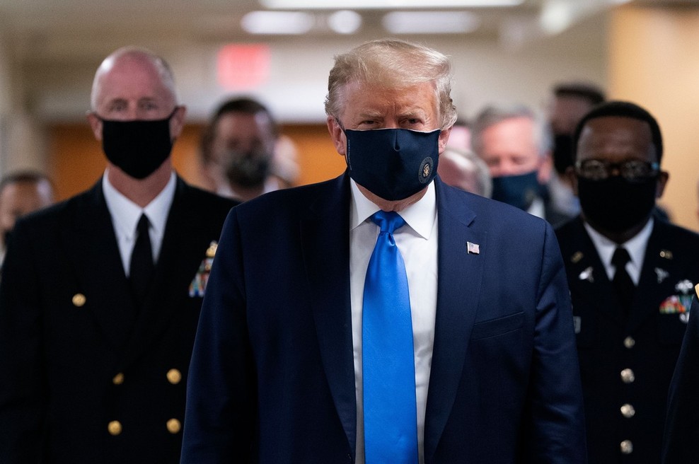 Donald Trump si je prvič nadel zaščitno masko v javnosti (foto: profimedia)