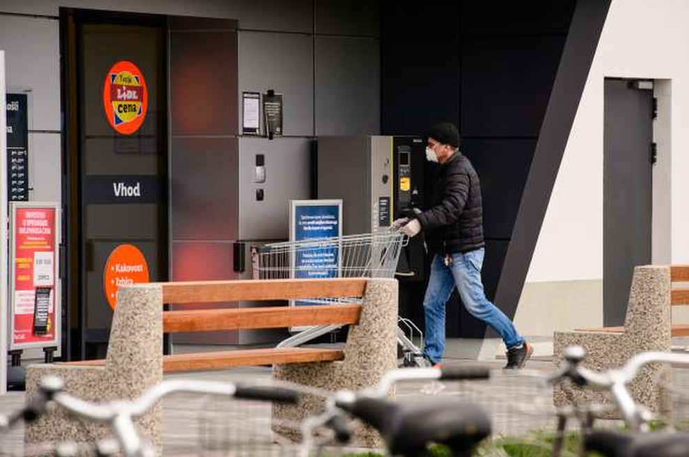 Na Hrvaškem so v nakupovalnih centrih in trgovinah obvezne zaščitne maske (foto: Nebojša Tejić/STA)