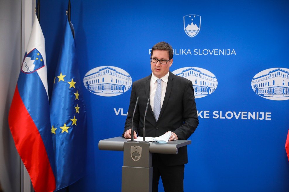 Uporaba mobilne aplikacije o stikih z okuženimi bo prostovoljna za vse (foto: Anže Malovrh/STA)