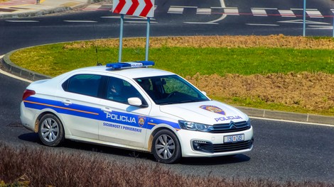 Vinjena Slovenka hrvaške policiste še žalila. Kazen: 1.400 EUR!