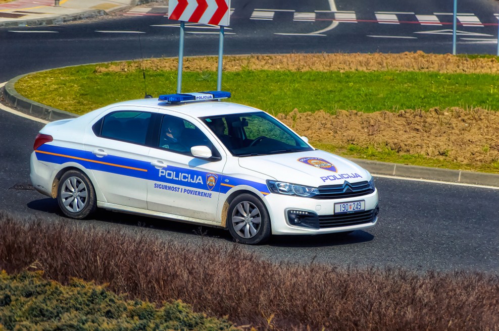 Vinjena Slovenka hrvaške policiste še žalila. Kazen: 1.400 EUR! (foto: Shutterstock)