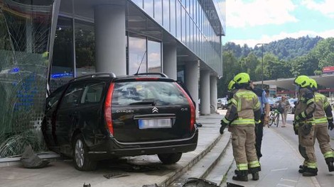 V centru Ljubljane voznica trčila v poslovno stavbo