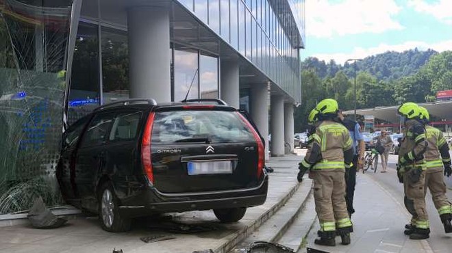 V centru Ljubljane voznica trčila v poslovno stavbo (foto: STA)