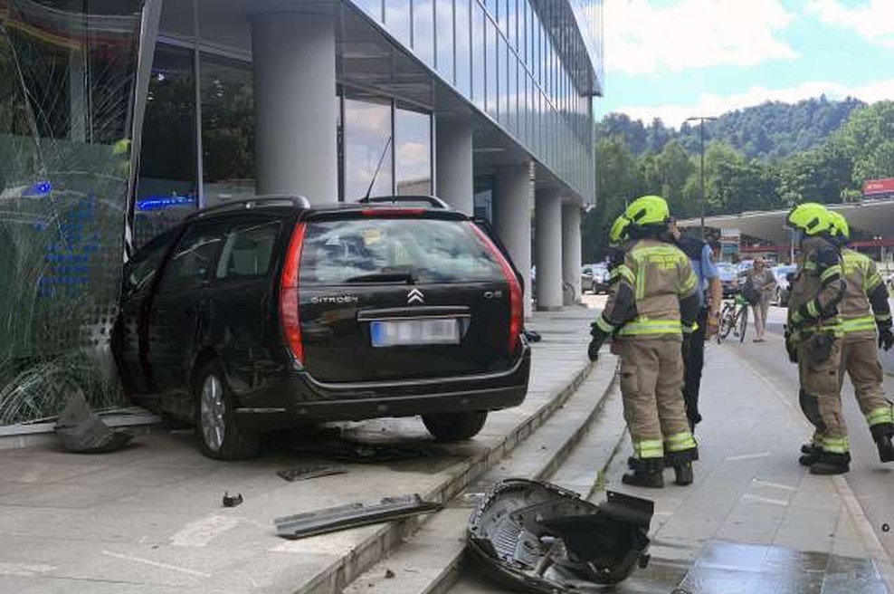 V centru Ljubljane voznica trčila v poslovno stavbo (foto: STA)