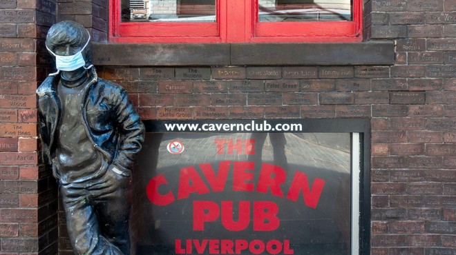 Kiparka Laura Lian s turnejo kipa Johna Lennona po liverpoolskih četrtih (foto: profimedia)