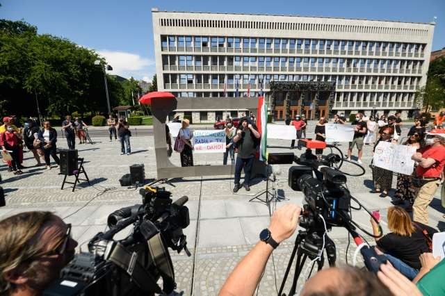 Pred državnim zborom novinarski poziv k neodvisnosti medijev (foto: Nebojša Tejić/STA)