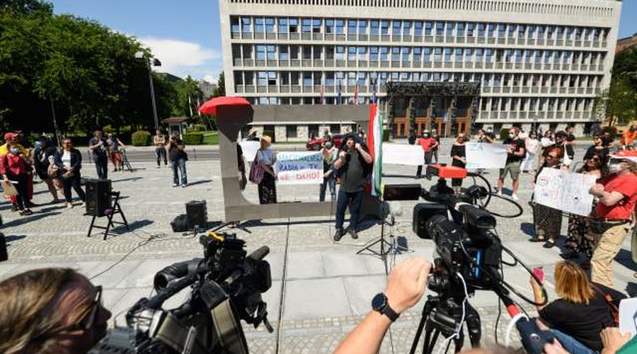 Pred državnim zborom novinarski poziv k neodvisnosti medijev (foto: Nebojša Tejić/STA)