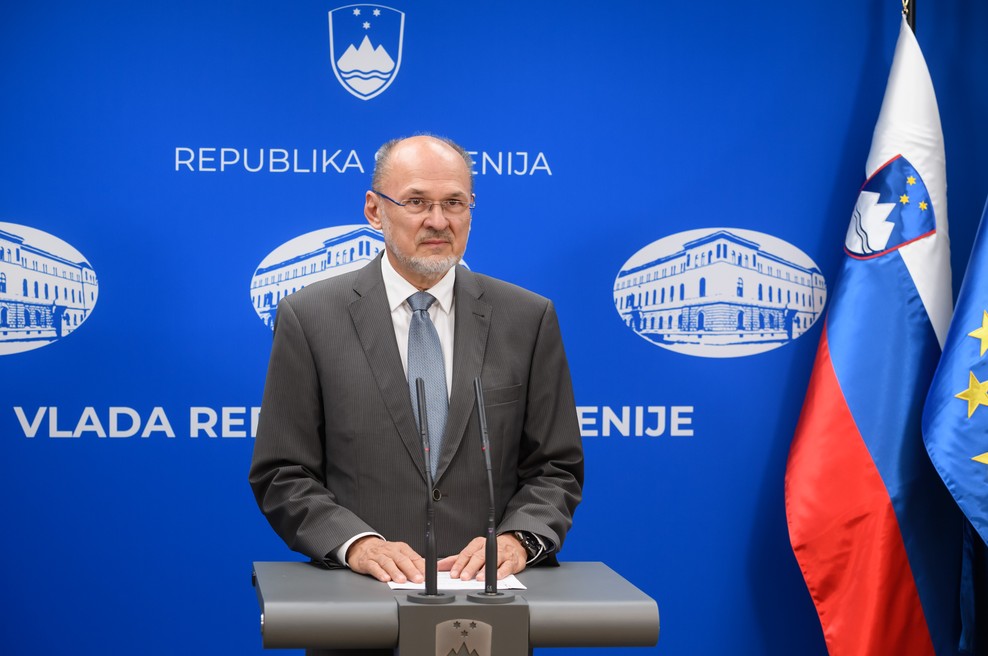 Vlada pripravlja odloka, s katerima bo optimizirala izdajanje in vročanje karantenskih odločb (foto: Nebojša Tejić/STA)