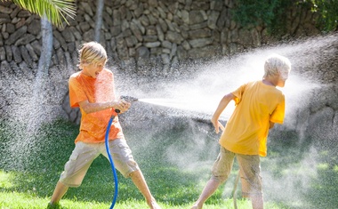 Pričkanja s sorojenci so koristna za razvijanje socialnih veščin, kaže študija