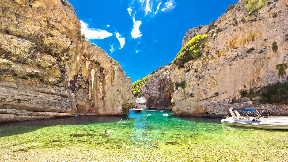 
                            Če bi na Jadranu snemali film Plaža (The Beach), potem bi izbrali tole skrito oazo v Dalmaciji (foto: Shutterstock)