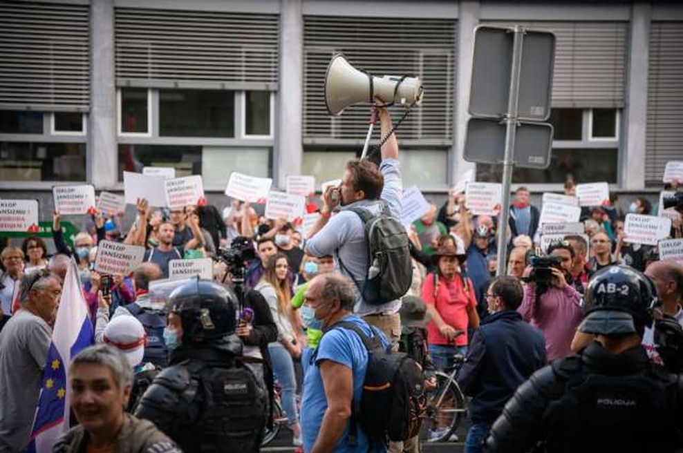 Petkovo protestno dogajanje: ljudska skupščina na eni in harmonike na drugi strani (foto: Nebojša Tejić/STA)