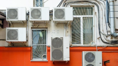 Deljena mnenja strokovnjakov o povezavi med klimatskimi napravami in širjenjem virusa