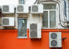 Deljena mnenja strokovnjakov o povezavi med klimatskimi napravami in širjenjem virusa