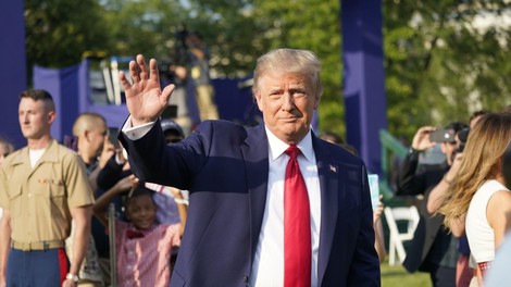 Trump kljub slabi epidemiološki sliki trmasto vztraja, da ne bo ukazal obvezne uporabe mask