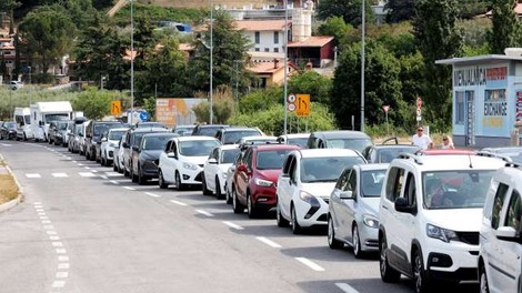 Na mejnih prehodih beležijo precejšnjo gnečo