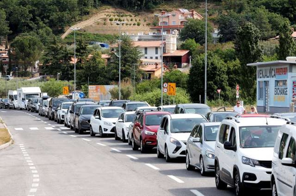 Na mejnih prehodih beležijo precejšnjo gnečo (foto: Daniel Novakovič/STA)