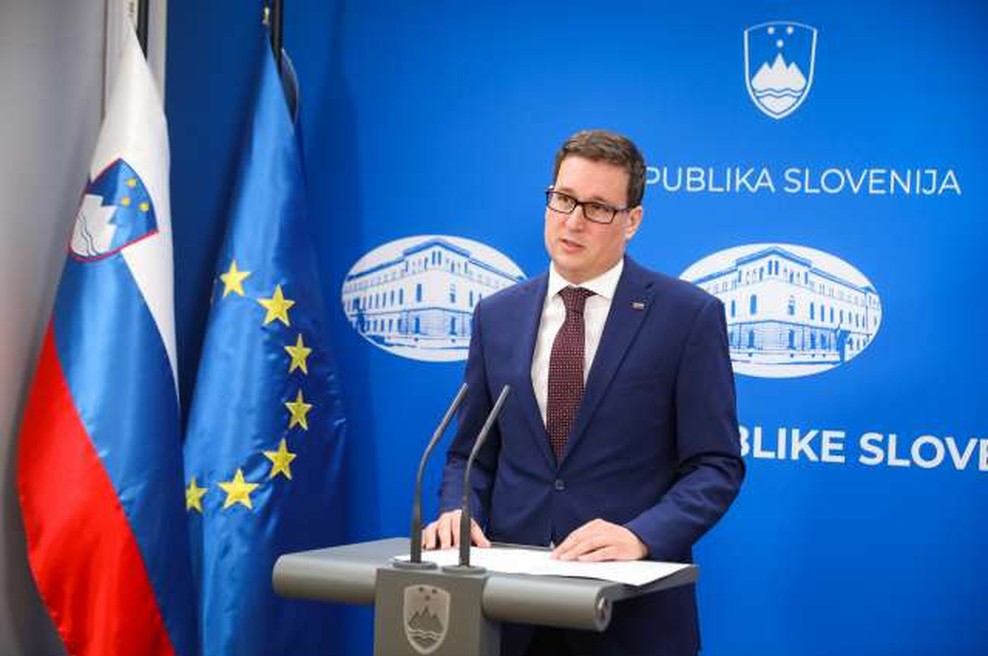 Mobilna aplikacija o stikih z okuženimi na voljo za prenos sredi avgusta (foto: Anže Malovrh/STA)